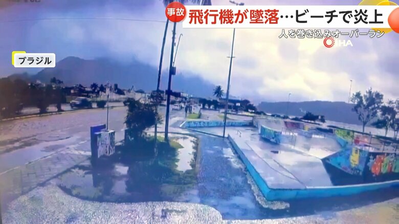 飛行機が着陸に失敗しオーバーラン…炎上しながらビーチに突っ込む瞬間②