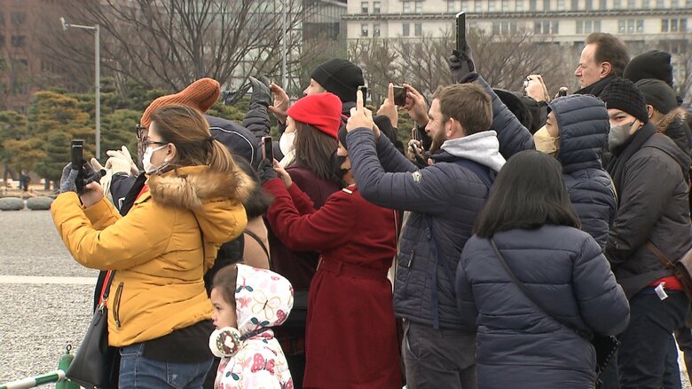 見学者の中には、外国人の姿が目立った。