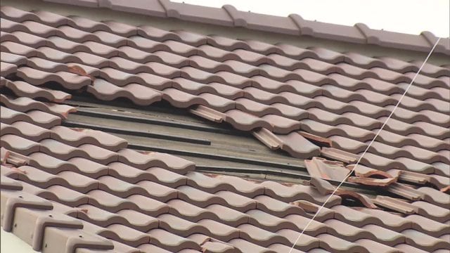 周辺では屋根瓦がはがれる被害も