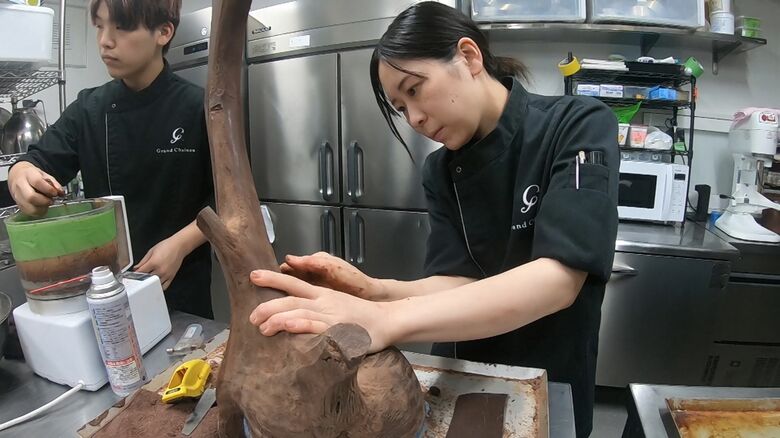 チョコレート細工に取り組む小畠さん
