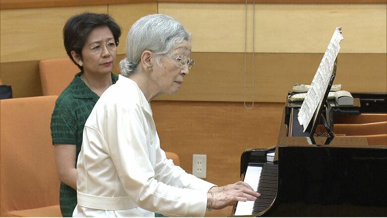 美智子さまのピアノに合わせて上皇さまが譜めくりを　2019年8月撮影