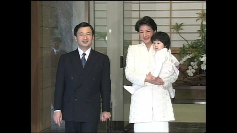 平成14（2002）年12月1日　愛子さま1歳の誕生日に皇居に挨拶に向かわれる皇太子ご一家（東宮御所）