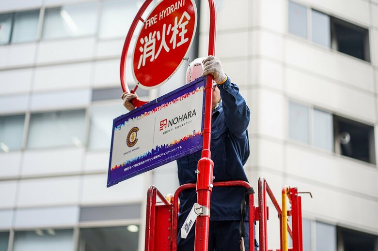 消火栓標識を設置する様子（画像提供：消火栓標識株式会社）
