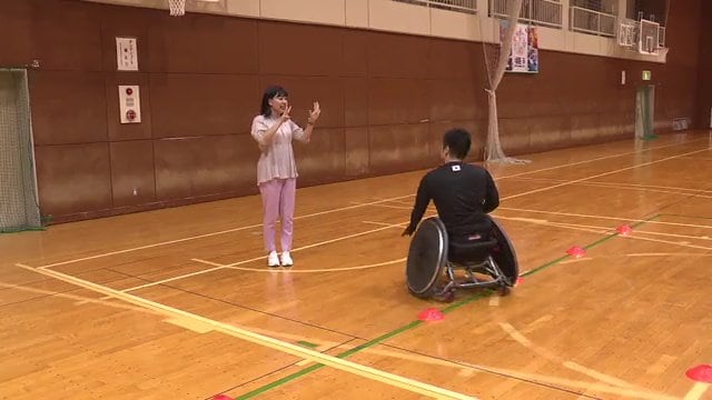 車いすを操作しながら出された指の本数を答える