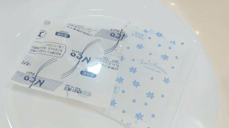 洗面器に張ったお湯で温めて（特集班撮影）