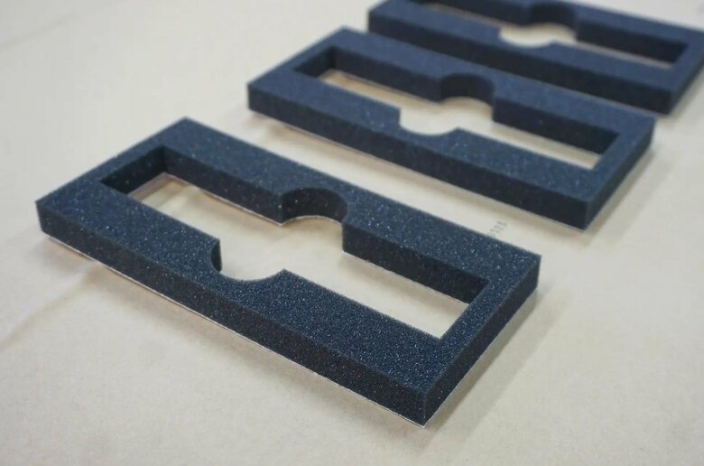 製造の流れ（その6）うまい棒の形状に合わせた内装材を入れて完成