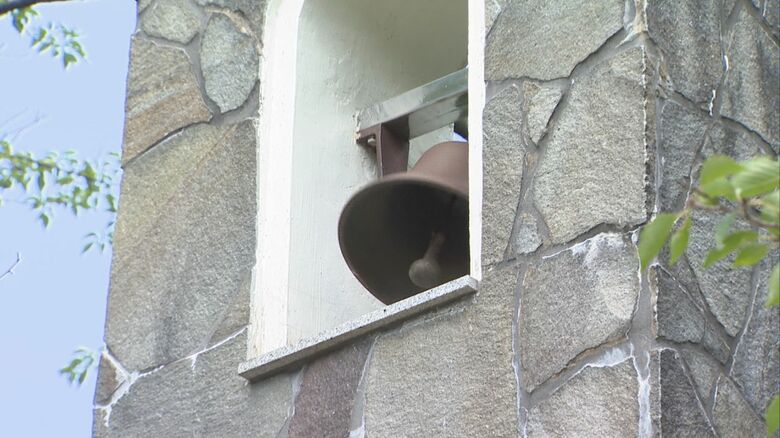 殉難乙女の像にある鐘