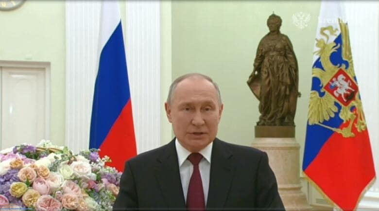 国際女性デーに合わせたメッセージ動画ではプーチン大統領の横に花が飾られていた