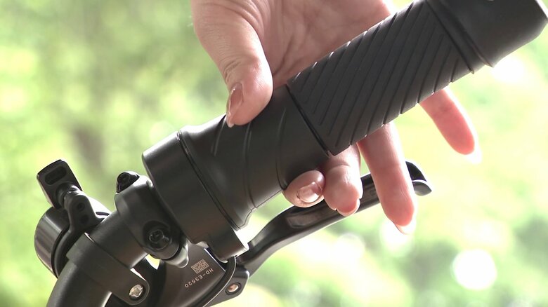 ハンドル部分のスロットルをひねるだけで運転できる