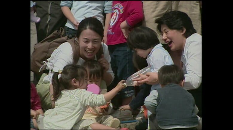 同年代の女の子とペッドボトルで遊ぶ愛子さま（神奈川・葉山町）