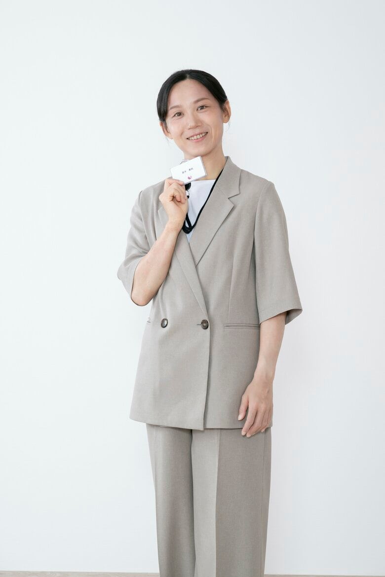 身分証を掲げる様子（写真提供：ワコール）