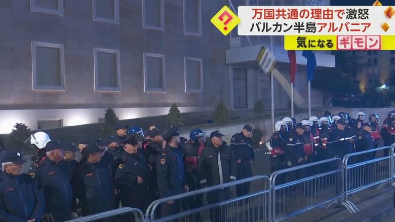 政府庁舎に投げ入れられたプラカードが爆発する瞬間(1)