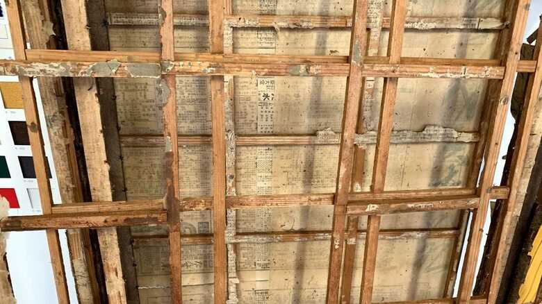 新聞が下張りされた屏風の骨組み