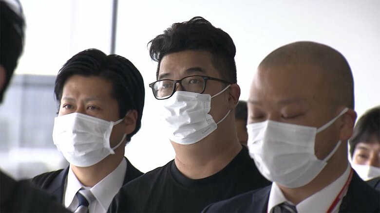成田空港に到着した今村磨人容疑者（午後3時すぎ)