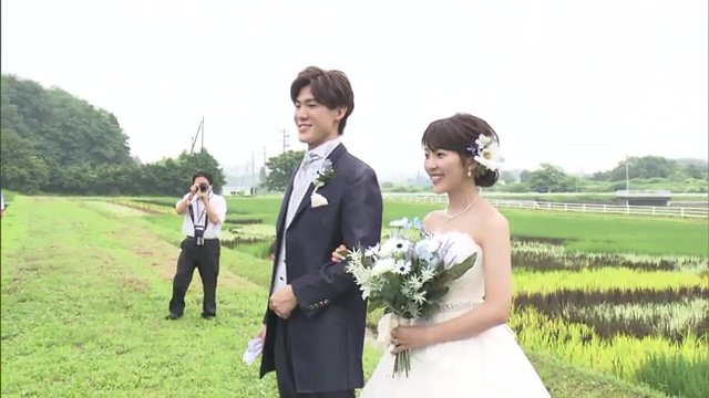 ウエディングフォトは町自慢の田んぼアートをバックに