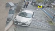 防犯カメラに歩行者のギリギリを暴走する車…0歳児や10歳女児ら7人はねられケガ 74歳女を現行犯逮捕
