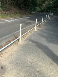 今度は「横断防止柵」が盗難か　道路沿いの延べ63メートル持ち去られる　同じ日には水道メーターも被害　換金目的か　福岡・北九州市