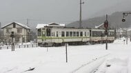 「大雪すぎて学校休みたくても止まってくれない」なぜ会津鉄道は雪に強いのか？　秘密は車両整備にあり　凍らないようエンジンつけっぱなし…知られざる苦労が