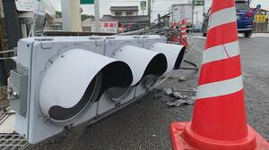トラックが衝突 信号機2基が倒れる 手信号で交通整理 由布市・大分県