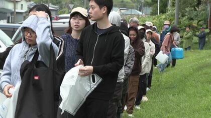 【断水】市の全域約1万3000戸に拡大…早朝から給水所に行列 スーパーでは飲料水が1時間30分で売り切れ…病院で手術延期も 患者は長期化を懸念「人工透析は水を使うので心配」〈北海道根室市〉