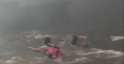 火の手迫り「海に飛び込むしか」海に浮かぶ住民ら…ハワイ・マウイ島の山火事で死者93人・安否不明1000人