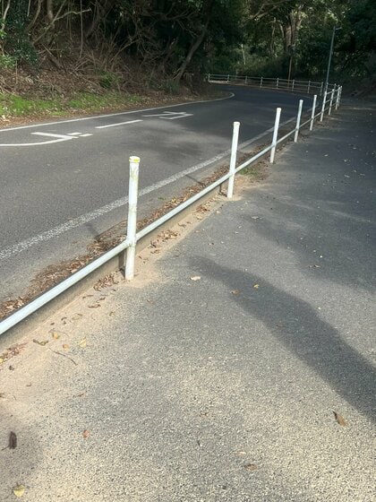 今度は「横断防止柵」が盗難か　道路沿いの延べ63メートル持ち去られる　同じ日には水道メーターも被害　換金目的か　福岡・北九州市