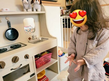 本当に段ボール製！？2歳娘のために母親が手作りした“キッチン”がすごすぎる…レンジ開けるとライトも点灯