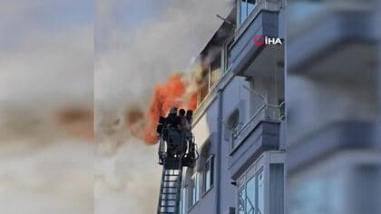 カメラが捉えたマンション火災、最上階に炎迫る中“決死の脱出劇”　壁にしがみつく男性2人を救出直後に窓から激しい炎　トルコ