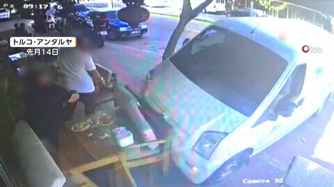 車が急にカーブしカフェに突っ込む　テラス席の2人巻き込まれ女性1人けが　運転手がハンドル操作誤ったか　トルコ