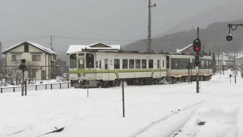 「大雪すぎて学校休みたくても止まってくれない」なぜ会津鉄道は雪に強いのか？　秘密は車両整備にあり　凍らないようエンジンつけっぱなし…知られざる苦労が