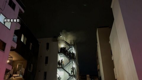 「めっちゃ燃えとる…」共同住宅で火災　“火元”から年齢・性別不明の遺体　別の部屋の60代女性も死亡　2人意識不明　大阪・西成区