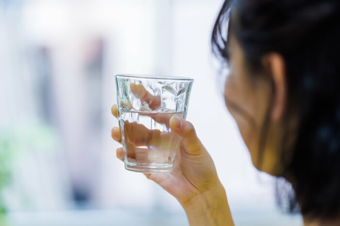 寝る前はコップ1杯程度の水分補給を(イメージ)
