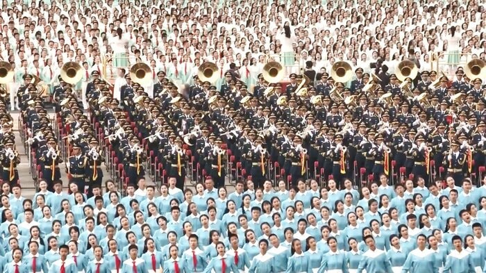 まるで北朝鮮のマスゲームのような異様な一体感につつまれた創立100周年の記念式典