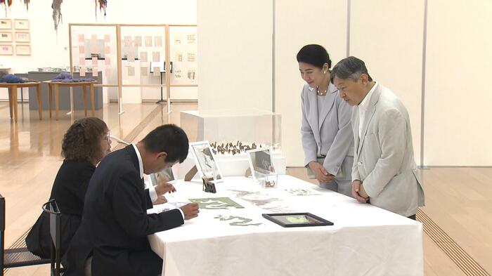 渡邊義紘さんの作品をご覧になる天皇皇后両陛下