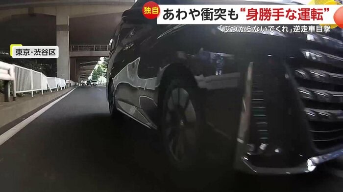 左車線から追い越しをかける黒い車