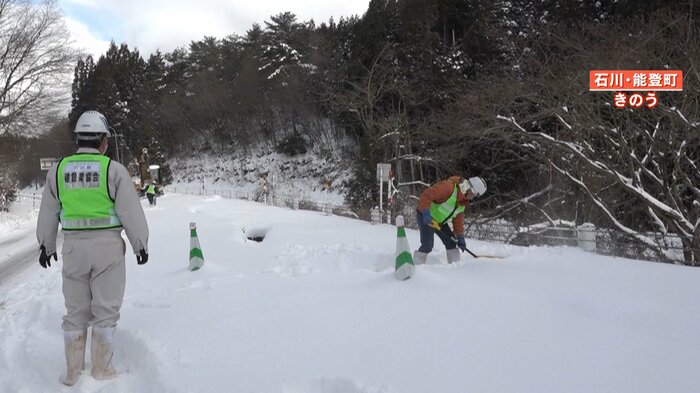 除雪をする作業員