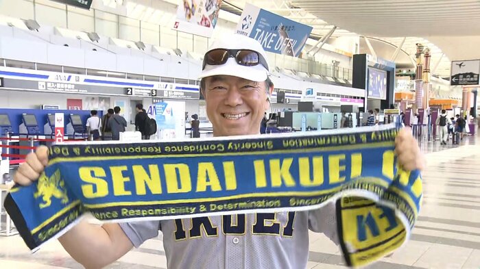 タオルを掲げる村井嘉浩知事