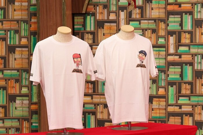 試合の日には白い服しか着ないという前田選手に浜田さんのイラスト付き特製Tシャツもプレゼント
