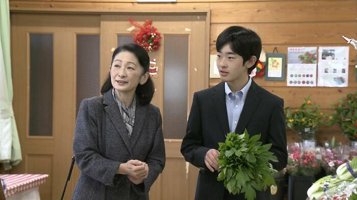 農産物直売所でアシタバを手に取られる悠仁さま