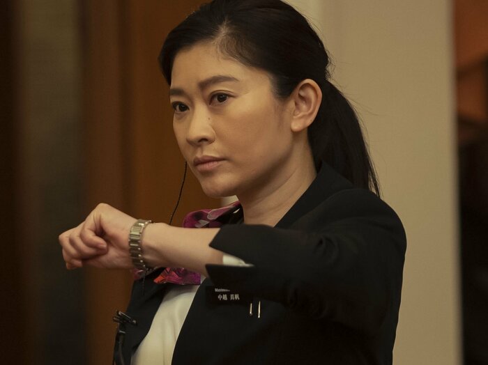篠原涼子さんブラックスーツでビシッと