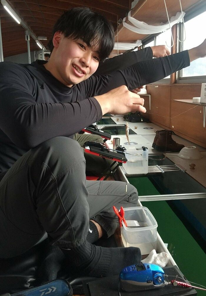 ワカサギ釣りを楽しむ小林選手（小林選手提供）