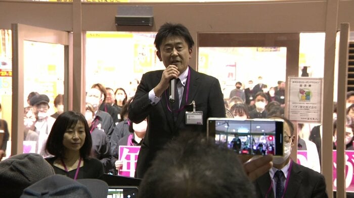 最後の挨拶をする店長