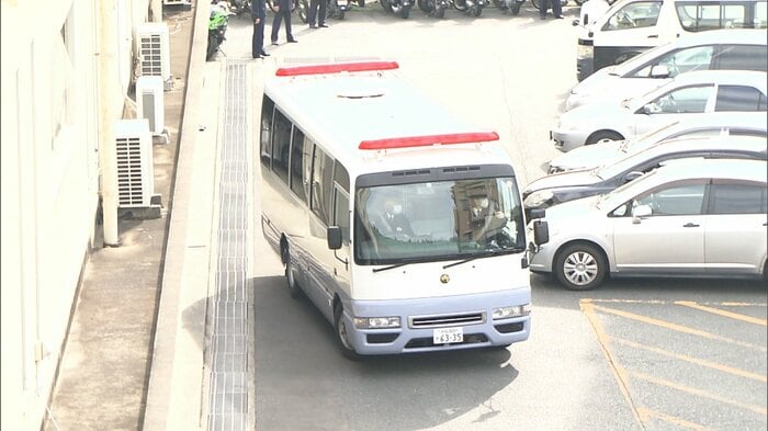 送検時に被告を乗せた車両(2022年3月)