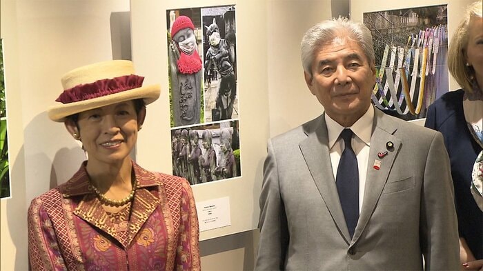 写真を鑑賞する高円宮妃久子さまと中曽根弘文参院議員