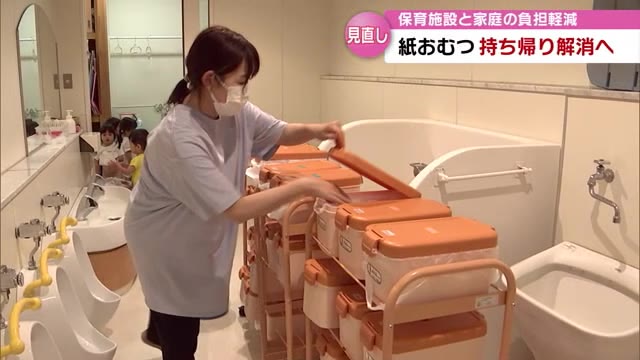 使用済み紙おむつを名前が書かれたバケツに仕分ける(9月)