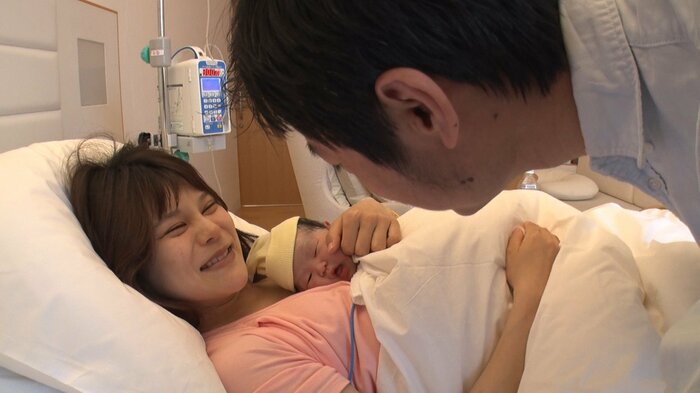 出産を終え、少し疲れた様子で、笑顔を見せる奈々さんと光さん