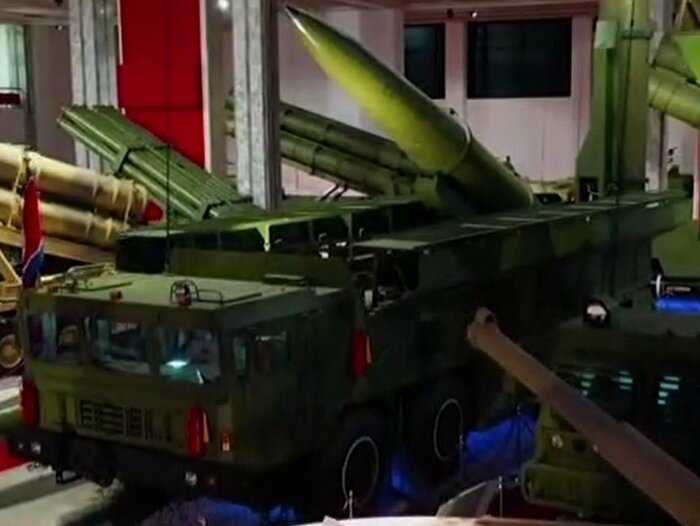 「KN-23短距離不規則機動ミサイル(画面中央)」(朝鮮中央テレビ・2021年10月11日)
