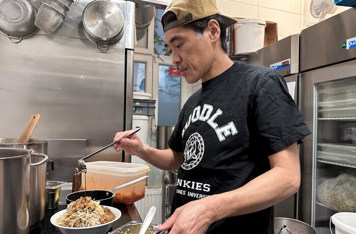 製麺機は日本から取り寄せ、二郎らしい製法や思想を再現