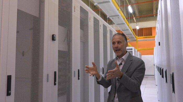ブルーノ・ベルティ副社長がサーバー室で冷却システムを説明