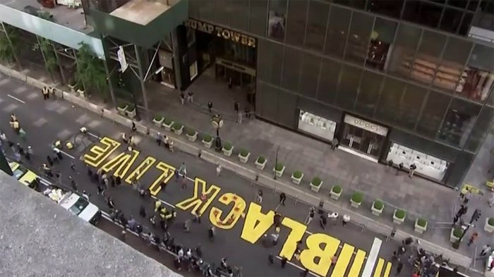 トランプタワーの目の前にスローガン 人種差別に抗議